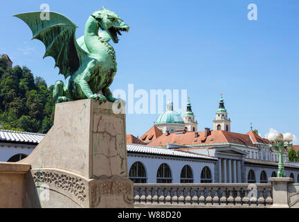 Dragon Bridge Drachen Statue auf dem Drachen Brücke Zmajski die meisten vor der Kathedrale und dem Central Market Ljubljana Ljubljana Slowenien Eu Europa Stockfoto