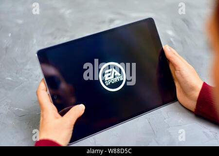 Bischkek, Kirgisistan - 21. Januar 2019: Start des Spiels auf dem iPad Pro von ea sports. Electronic Arts Logo auf Tablet Stockfoto
