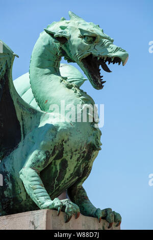 Dragon Bridge Drachen Statue vor blauem Himmel auf den Drachen Brücke Zmajski die meisten Ljubljana Slowenien Eu Europa Stockfoto