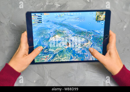 Bischkek, Kirgisistan - Januar 21, 2019: Frau spielen pubg Coop multiplayer Battle Royale Game auf Apple ios Tablet iPad Pro Stockfoto
