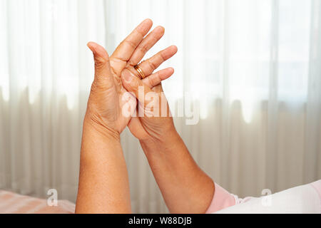 Alte Frau Leiden vom Handgelenk hand Schmerz, Gesundheit Problem Konzept Stockfoto