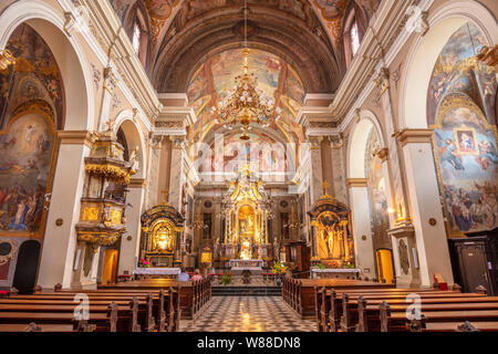 Innenraum der Franziskaner Kirche der Verkündigung mit einem reich verzierten vergoldeten Interieur und Deckenfresken Ljubljana Sloveniac EU Europa Stockfoto
