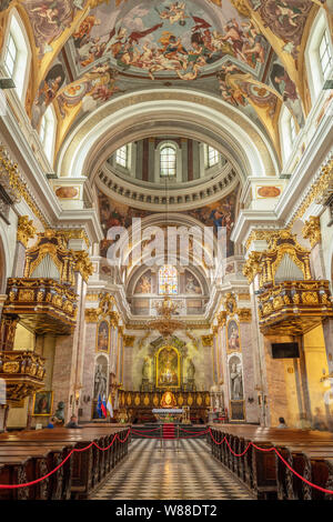 Die Kirche St. Nicola Innenraum von Ljubljana Kathedrale mit einer barocken Innenraum vergoldeten Säulen und Deckenfresken im Zentrum von Ljubljana Slowenien Eu Stockfoto