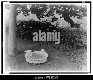 Beacon Hill House, Arthur Curtiss James House, Beacon Hill Road, Newport, Rhode Island. Birdbath Stockfoto