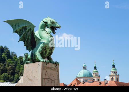 Dragon Bridge Drachen Statue auf dem Drachen Brücke Zmajski die meisten vor der Kathedrale von Ljubljana Ljubljana Slowenien Eu Europa Stockfoto