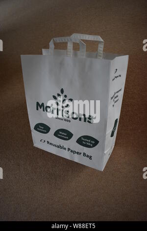 Morrisons 20 p Papier-tragetaschen, eingeführt, um unnötige Plastik aus dem Speicher entfernen. Bei Morrisons in Westcroft, Milton Keynes gekauft. Stockfoto