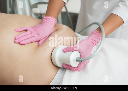 Bauch Kavitation an modernen Beauty Klinik Stockfoto