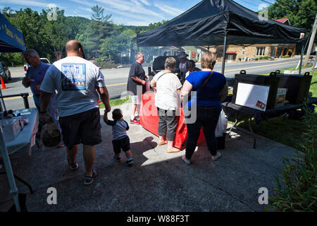 UNITED STATES - 23. Juni 2019: Der Bauernmarkt jeden Sonntag von 10 bis 2 gehalten an der E.E. Lake General Store & Bluemont Museum im Dorf von Bl Stockfoto