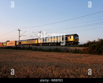 Freightliner Class 66 Lokomotiven 66594 und 66514 Haul eine doppelte Leiter Intermodal Train auf der West Coast Main Line südlich von Northampton Stockfoto