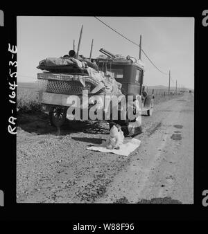 Tracy (Nähe), Kalifornien. Missouri Familie von fünf, sieben Monate der Dürre Gegend auf US-Highway 99. Brach, Baby krank, und Auto! (LOC Beschreibung) Stockfoto