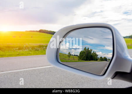 Spiegelung im Rückspiegel Stockfoto