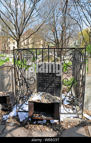 Gebet und Gebet Steine auf einem Grab auf dem Alten Jüdischen Friedhof, Kazimierz in Krakau. Stockfoto