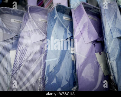 Die Shirts in der Verpackung befinden sich in der Vitrine Stockfoto
