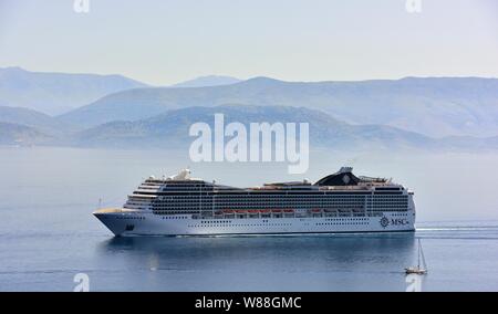 Kreuzfahrtschiff MSC Magnifica, Position für den Hafen von Korfu im Ionischen Meer, Ionische Inseln, Griechenland Stockfoto