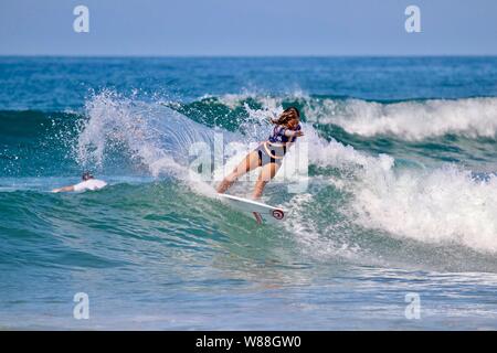 Professionelle Französisch surfer Pauline Ado surfen vor der Küste von Huntington Beach, Kalifornien Stockfoto