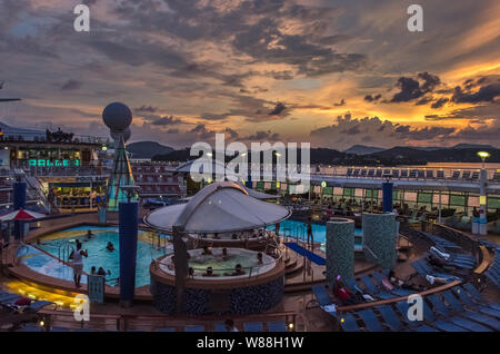 Die Ansicht der oberen Fahrgastebene von an Bord der Voyager der Meere, Royal Caribbean International auf den Sonnenuntergang. Stockfoto