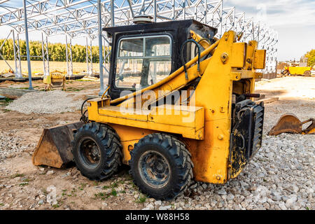 Auf der Baustelle befindet sich ein Minibagger-Planierraupe. Stockfoto