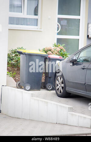 Müllcontainer in der Nähe des Hauses für separate Garbage collection Stockfoto