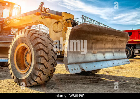 Grader Clearing und Nivellierung Baustelle Oberfläche. Grader Industriemaschine auf Bauarbeiten. Stockfoto