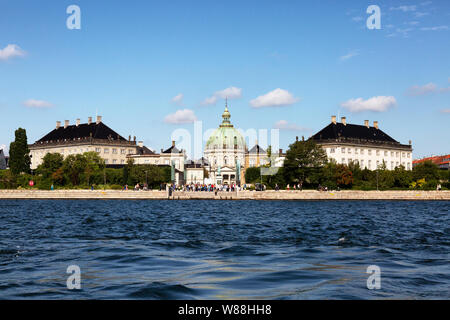 - Amalienborg Palast Amalienborg in Kopenhagen Kopenhagen, die dänische Königsfamilie, aus dem Kanal gesehen, Kopenhagen Dänemark Skandinavien Europa Stockfoto