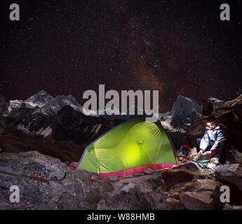 Abend Camp auf gokyo Ri Hügel (ca. 5400 m) mit Blick auf den Mount Everest (8848 m), ein romantisches Abendessen in der Nähe der Hütte unter dem Sternenhimmel und blickte Stockfoto