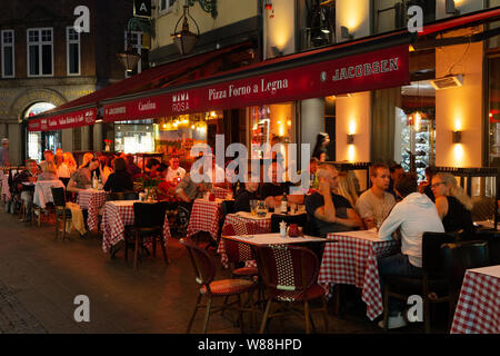 Pizza restaurant Kopenhagen - Menschen Essen abends draußen in einem italienischen Restaurant Kopenhagen Dänemark Europa Stockfoto