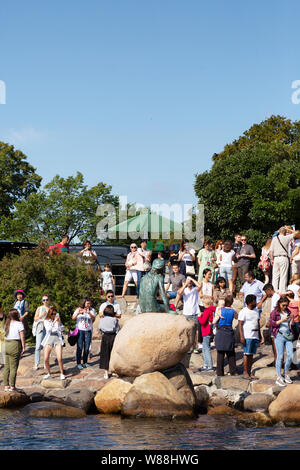 Kopenhagen Touristen; Rückansicht der Statue der Kleinen Meerjungfrau und Touristen, Kopenhagen Dänemark Europa Stockfoto