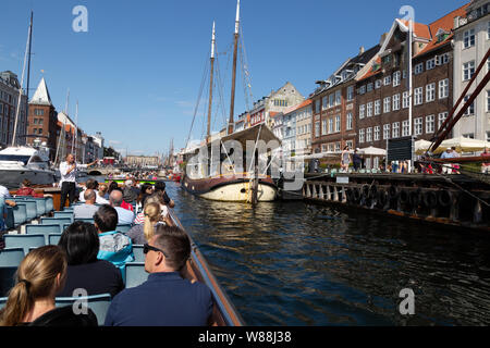 Kopenhagener Kanal Tour - Touristen auf eine geführte Tour durch die Kanäle im Sommer, im Nyhavn Canal, Kopenhagen Dänemark Europa Stockfoto