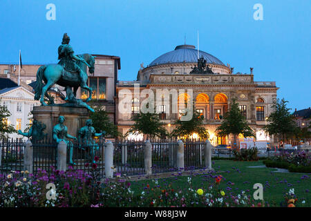 Die Königliche Dänische Theater und die Statue von König Christian V; Kongens Nytorv (die Könige Neu) Square, das Stadtzentrum von Kopenhagen, Dänemark, Skandinavien Stockfoto