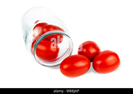 Rote Tomaten in einem Glas für die Konservierung, auf weißem Hintergrund Stockfoto