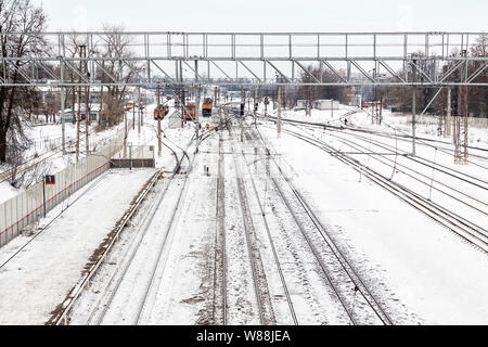 Bahnhof im Winter, im Hintergrund die Menschen sauberen Schnee Stockfoto