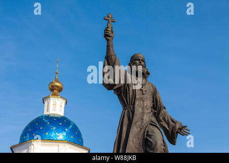 Malojaroslawez, Russland - 09.09.2018: Das Denkmal dem Militärpriester. Das Denkmal dem Militärpriester, der in den Vaterländischen Krieg 1812 eingetreten ist. Stockfoto