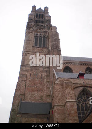 Glockenturm der El Salvador Kathedrale gebaut im 13. Jahrhundert in Brügge. März 23, 2013. Brügge, Westflandern, Belgien. Ferienhäuser Natur Street Ph Stockfoto