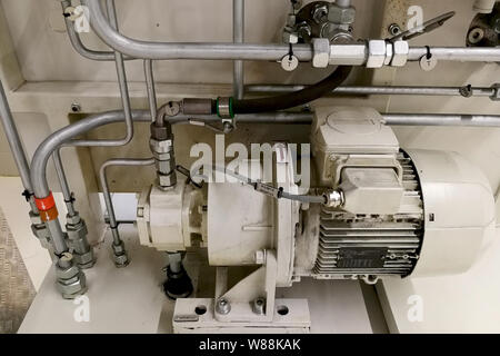 Wasserpumpe station und Rohrleitung auf dem Dach des Wasserbehälters für industrielle Arbeit Stockfoto