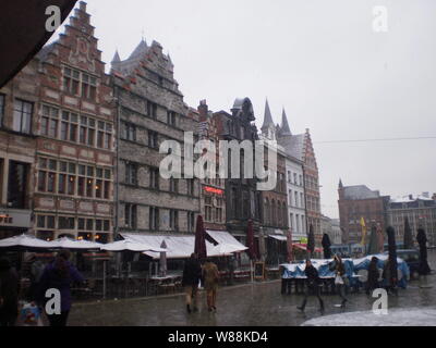 Wunderbaren mittelalterlichen Gebäuden am Korenmarkt im Dorf in Gent. März 23, 2013. Gent, Flandern, Belgien. Ferienhäuser Natur Straße Stockfoto