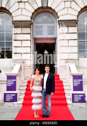 Penelope Cruz und Antonio Banderas an den Schmerz und die Herrlichkeit Premiere im Somerset House in London. Stockfoto