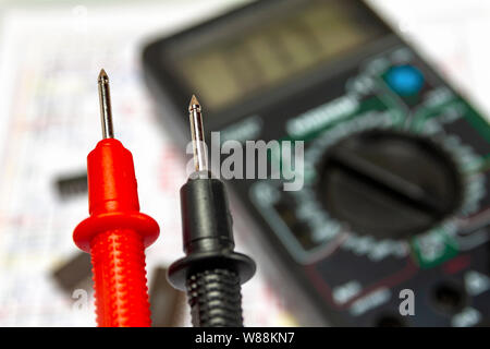 Sonden Nahaufnahmemessgerät zur Messung von Spannung, Strom und Widerstand. Stockfoto