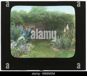 Grau Gärten, Robert Carmer Hill House, Lily Pond Lane, East Hampton, New York. Birdbath Stockfoto