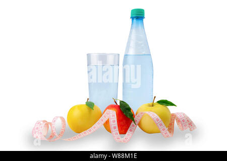 Gesundes Lifestyle-Konzept. Äpfel, Maßband, Glas Wasser, Flasche Wasser auf weißem Hintergrund, isolieren. Stockfoto