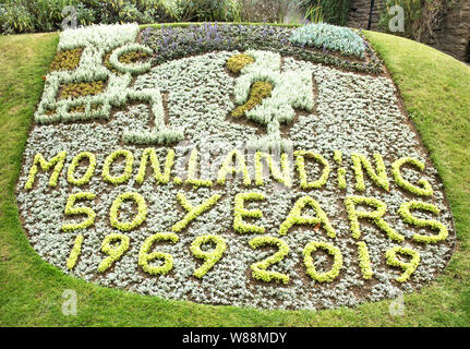 Celebratory Blumenbeet des 50. Jahrestages der Apollo 11 Mondlandung auf dem Gelände der Burg von Guildford, Surrey Stockfoto