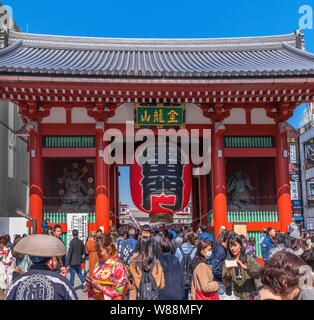 Die Kaminarimon Präfektur Tor an den äußeren Eingang zu Senso-ji, einer alten buddhistischen Tempel im Stadtteil Asakusa, Tokyo, Japan Stockfoto