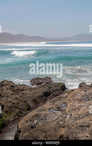 Meer und Wellen an einem sonnigen Morgen in Los Cerritos, Todos Santos Baja California Sur. Mexiko Stockfoto