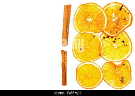 Getrocknete Früchte, Zitrone, Apfel, Zimt, Muskatnuss. Auf einem weißen Hintergrund, isolieren. Stockfoto
