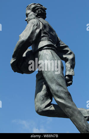 Statue von William Webb Ellis außerhalb der Rugby School, Rugby, Warwickshire geformt von Graham Ibbeson, Stockfoto