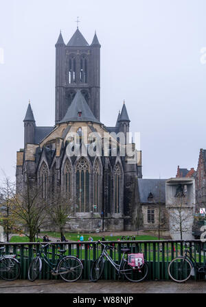 Abgestellte Fahrräder in Gent mit St. Nicholas' Church im Hintergrund. Es ist schönes Beispiel der Schelde gotische Architektur, und ist einer der berühmten Thr Stockfoto