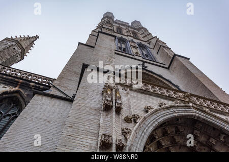 89 Meter hohen gotischen Turm der Kathedrale Saint Bavo (sint-baafs Cathedral) Schuß von niedrigen Winkel. Es ist die älteste Pfarrkirche in Gent Stockfoto