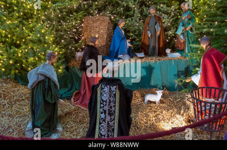 Gent, Belgien - 16 Dezember, 2018: Krippe zeigen Figuren, die für die Geburt Jesu an Weihnachten in der Kathedrale Saint Bavo. Stockfoto