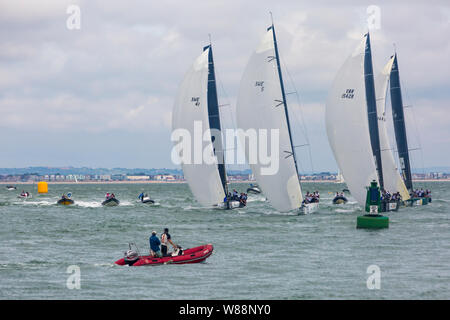 Cowes, Isle of Wight, Hampshire Großbritannien. August 2019. Kings Cup Sailing, veranstaltet von Duke und Duchess of Cambridge, findet wegen der Wettervorhersage einen Tag früher statt. 8 Schnelle 40+ Klassische Hochleistungs-Rennboote segeln mit einer Besatzung von 12 Personen, die gegeneinander antreten und Geld für 8 Wohltätigkeitsorganisationen sammeln. Will und Kate Skipper einzelne Boote. Jedes Boot fährt mit prominenten Botschafter oder Kapitän an Bord. Kate Middleton Skippers Boot 01. Boot 05 mit Skipper von Helen Glover. Quelle: Carolyn Jenkins/Alamy Live News Stockfoto