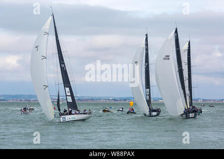 Cowes, Isle of Wight, Hampshire Großbritannien. August 2019. Kings Cup Sailing, veranstaltet von Duke und Duchess of Cambridge, findet wegen der Wettervorhersage einen Tag früher statt. 8 Schnelle 40+ Klassische Hochleistungs-Rennboote segeln mit einer Besatzung von 12 Personen, die gegeneinander antreten und Geld für 8 Wohltätigkeitsorganisationen sammeln. Will und Kate Skipper einzelne Boote. Jedes Boot fährt mit prominenten Botschafter oder Kapitän an Bord. Boot 05 mit Skipper Olympic Rower Helen Glover. Boot 07 mit Fara Williams. Kate Middleton Skippers Boot 01. Quelle: Carolyn Jenkins/Alamy Live News Stockfoto