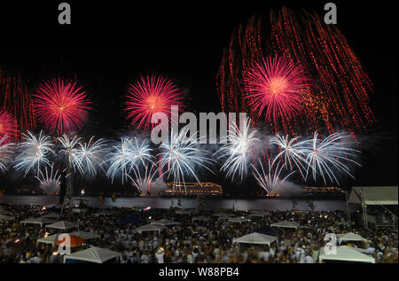 Feuerwerk während Silvester 2017 am Strand von Copacabana in Rio de Janeiro, Brasilien Stockfoto